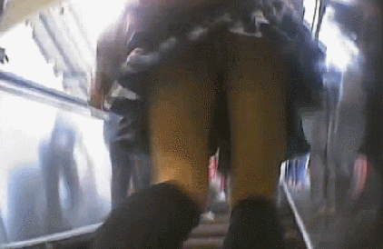 パンチラしている女性 002