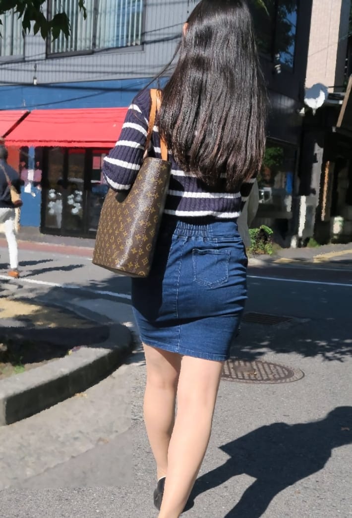 タイトスカートを履いた女性のエロ画像 011