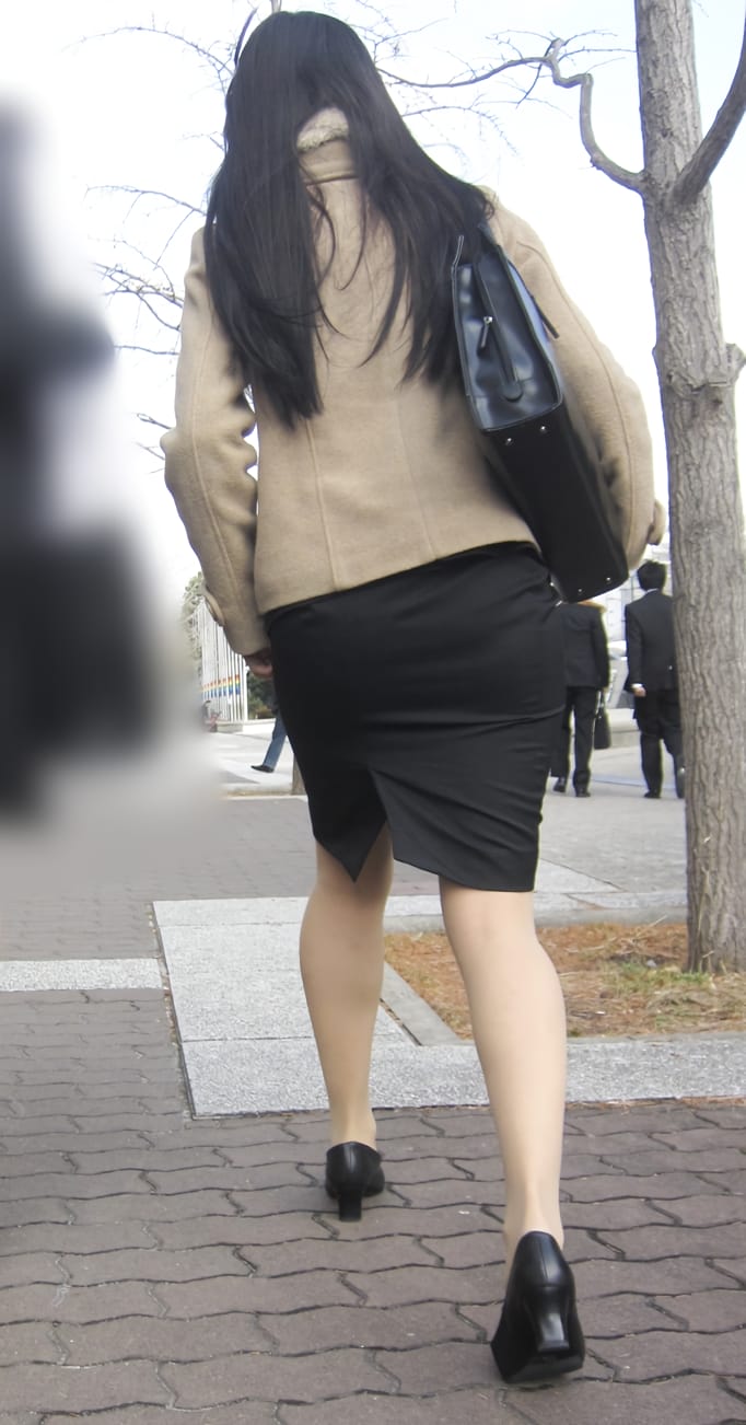 タイトスカートを履いた女性のエロ画像 034