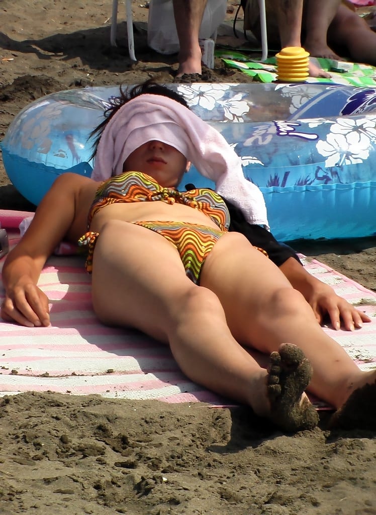 仰向けに横たわる女性のエロ画像 033