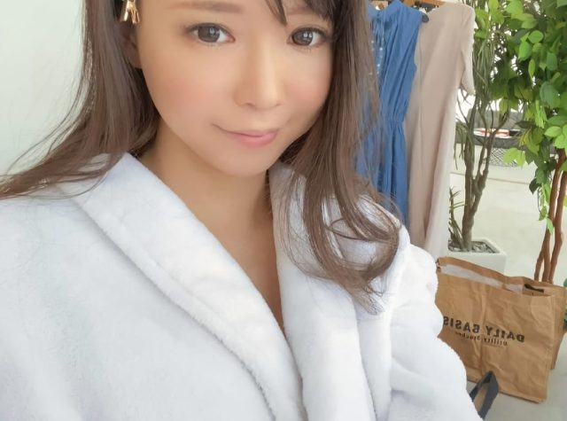 バスローブを着ている女性のエロ画像 001