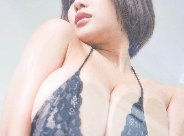 ガラスにおっぱいを押し付ける女性のエロ画像 001