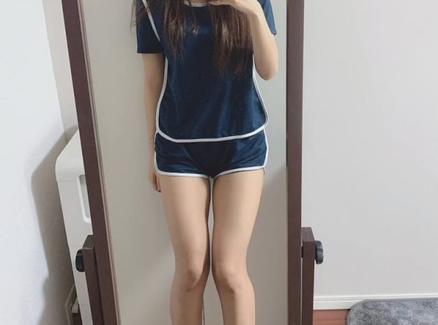 美脚を自撮りしている女性のエロ画像 001