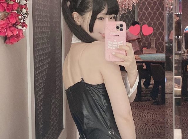 お尻を強調した自撮りのエロ画像 001