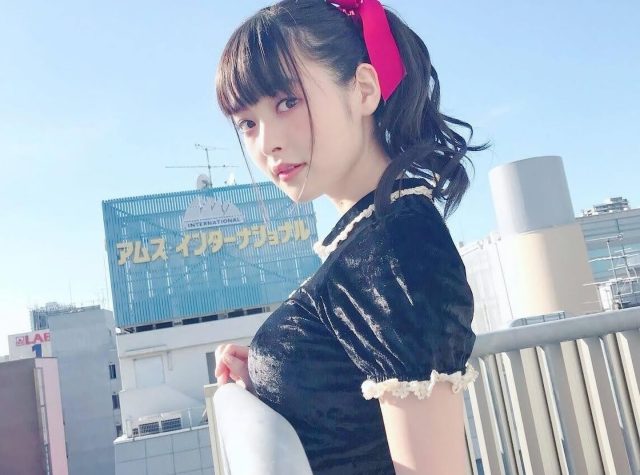 乳乗せ、パイ乗せのエロ画像 001