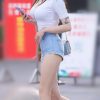 パイスラでおっぱいが強調されたエロ画像 001