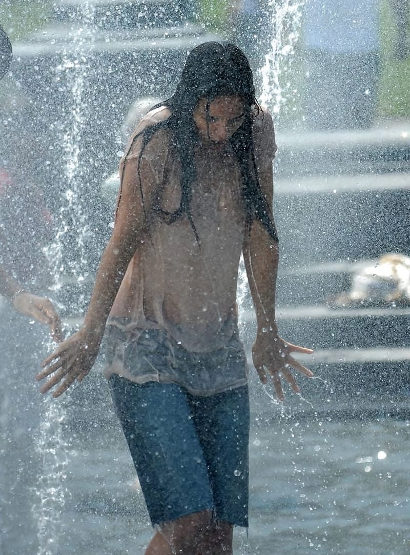 ずぶ濡れ透け透け女性のエロ画像 020
