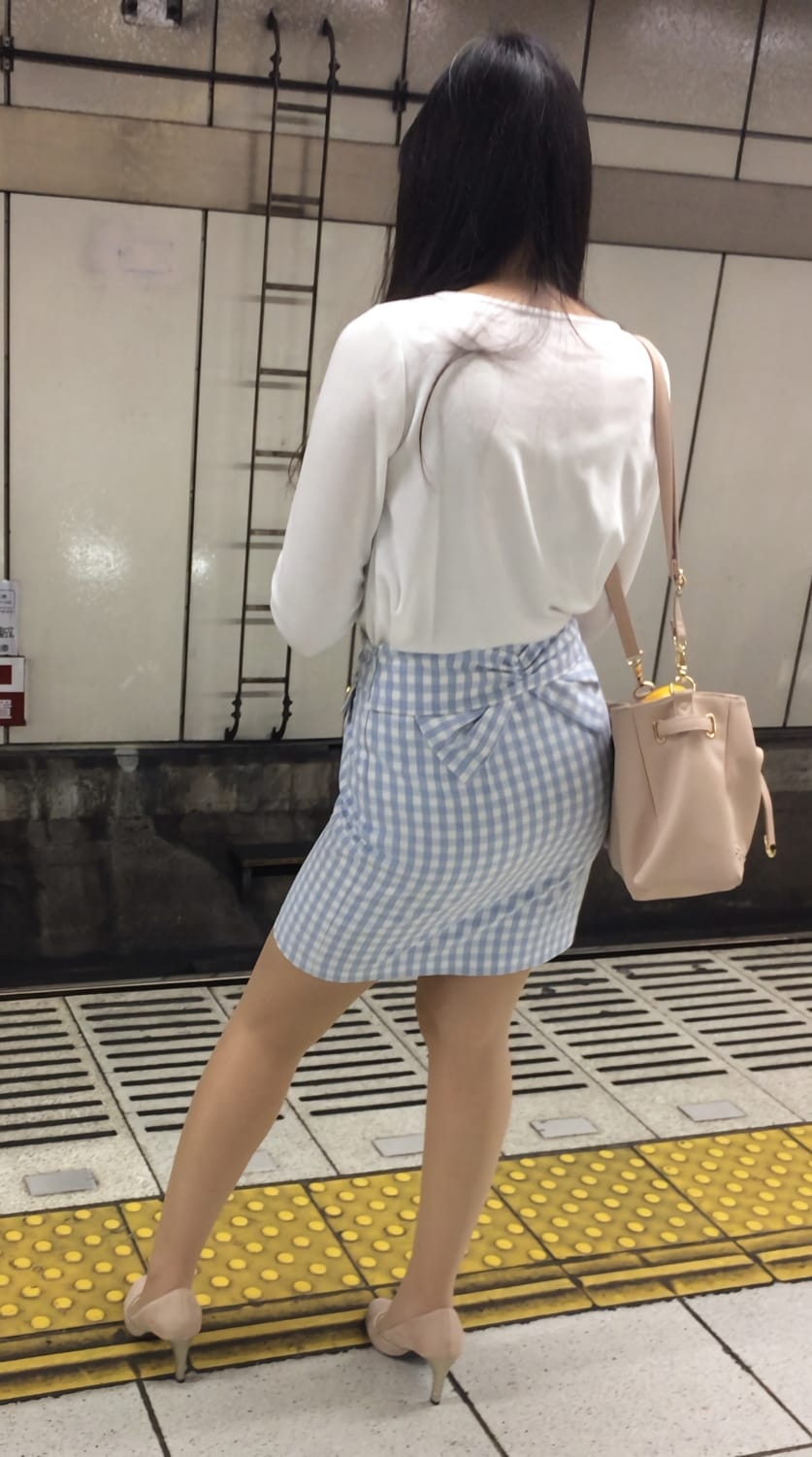 タイトスカートを履いた女性のエロ画像 022