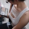 谷間を街撮りされた素人女性のエロ画像 001