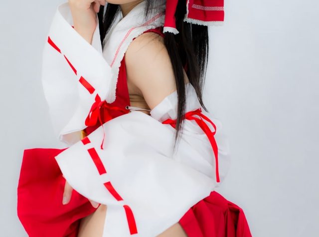 巫女コスプレをしている女性のエロ画像 001