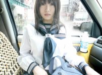 スカートをまくり上げる女性のエロ画像 001