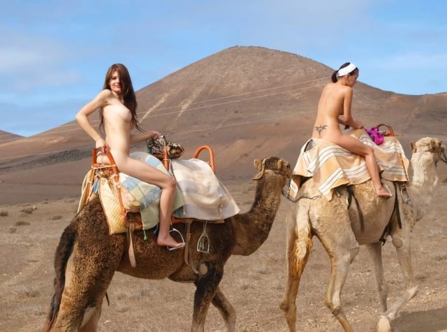 砂漠で裸になっているヌードエロ画像 001