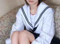 体育座りする女子校生のエロ画像 001