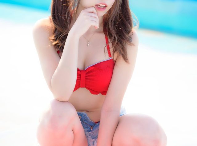 ビキニ姿のツインテール美少女のエロ画像 001