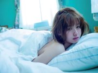 ベッドシーツと写る美女のヌードエロ画像 001