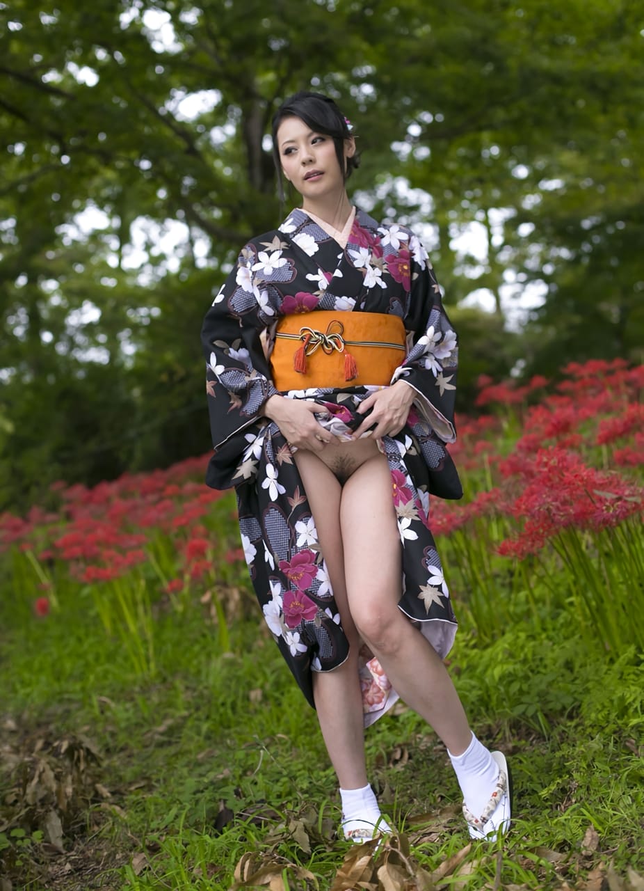 浴衣や和服で野外露出しているエロ画像 038