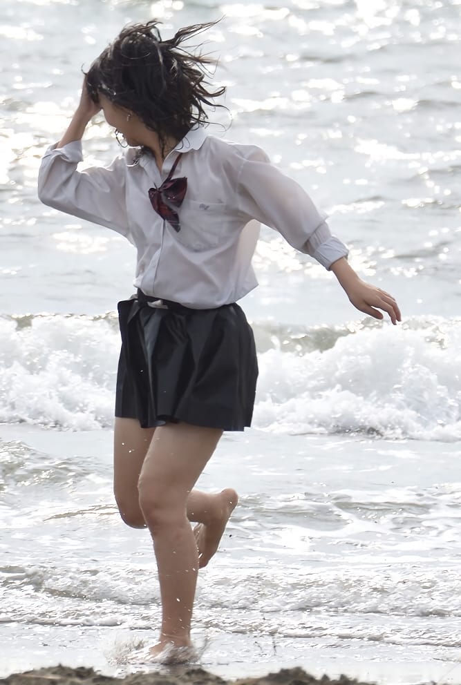 ずぶ濡れ透け透けになっているJKのエロ画像 002