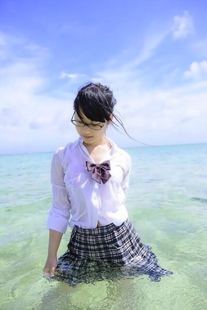 ずぶ濡れ透け透けになっているJKのエロ画像 005