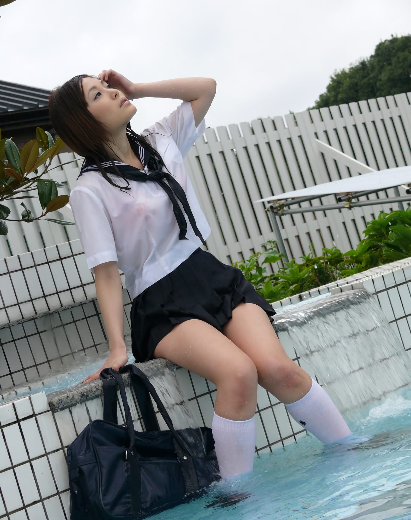 ずぶ濡れ透け透けになっているJKのエロ画像 006