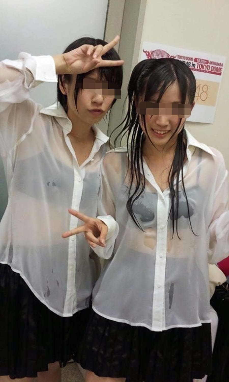 ずぶ濡れ透け透けになっているJKのエロ画像 008