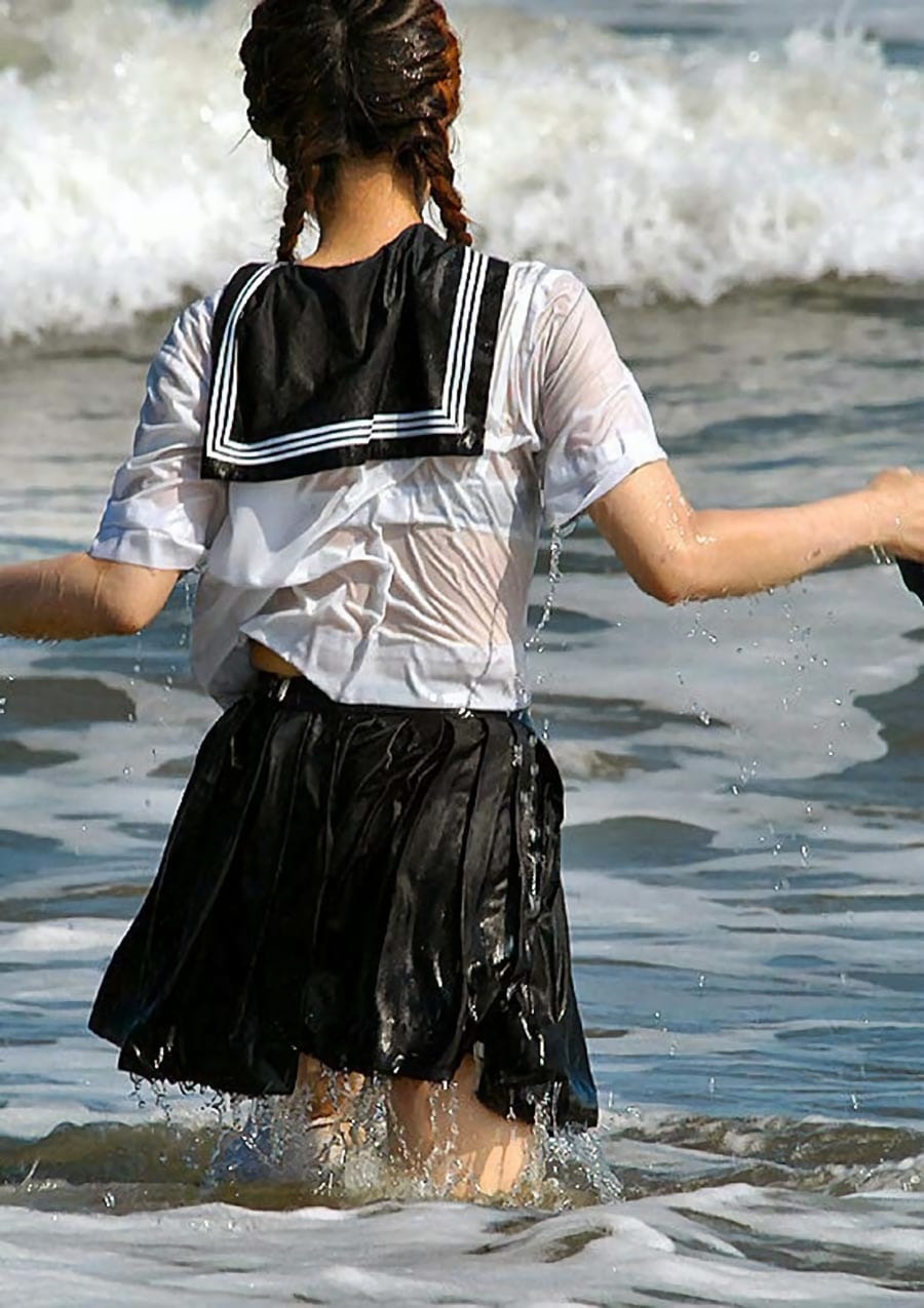 ずぶ濡れ透け透けになっているJKのエロ画像 009