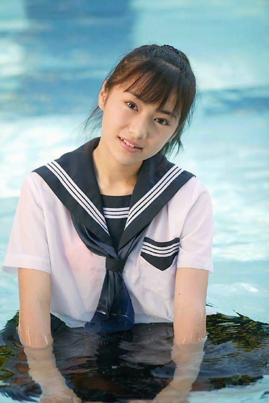 ずぶ濡れ透け透けになっているJKのエロ画像 010