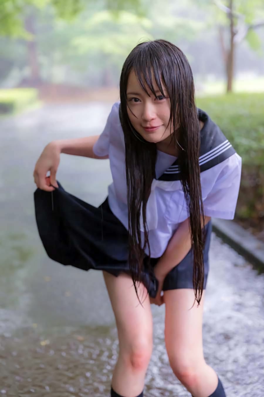 ずぶ濡れ透け透けになっているJKのエロ画像 011