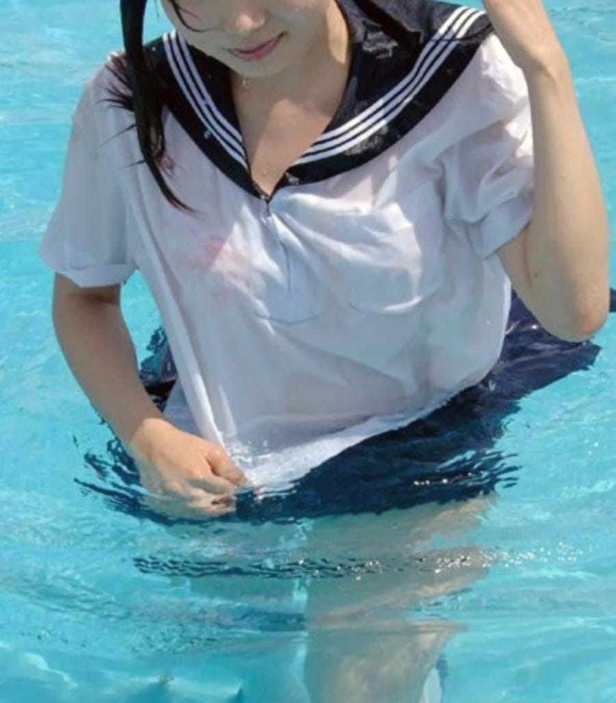 ずぶ濡れ透け透けになっているJKのエロ画像 013