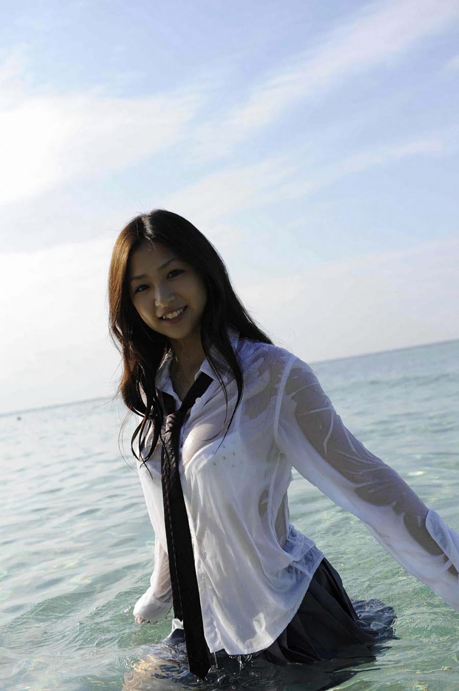 ずぶ濡れ透け透けになっているJKのエロ画像 014