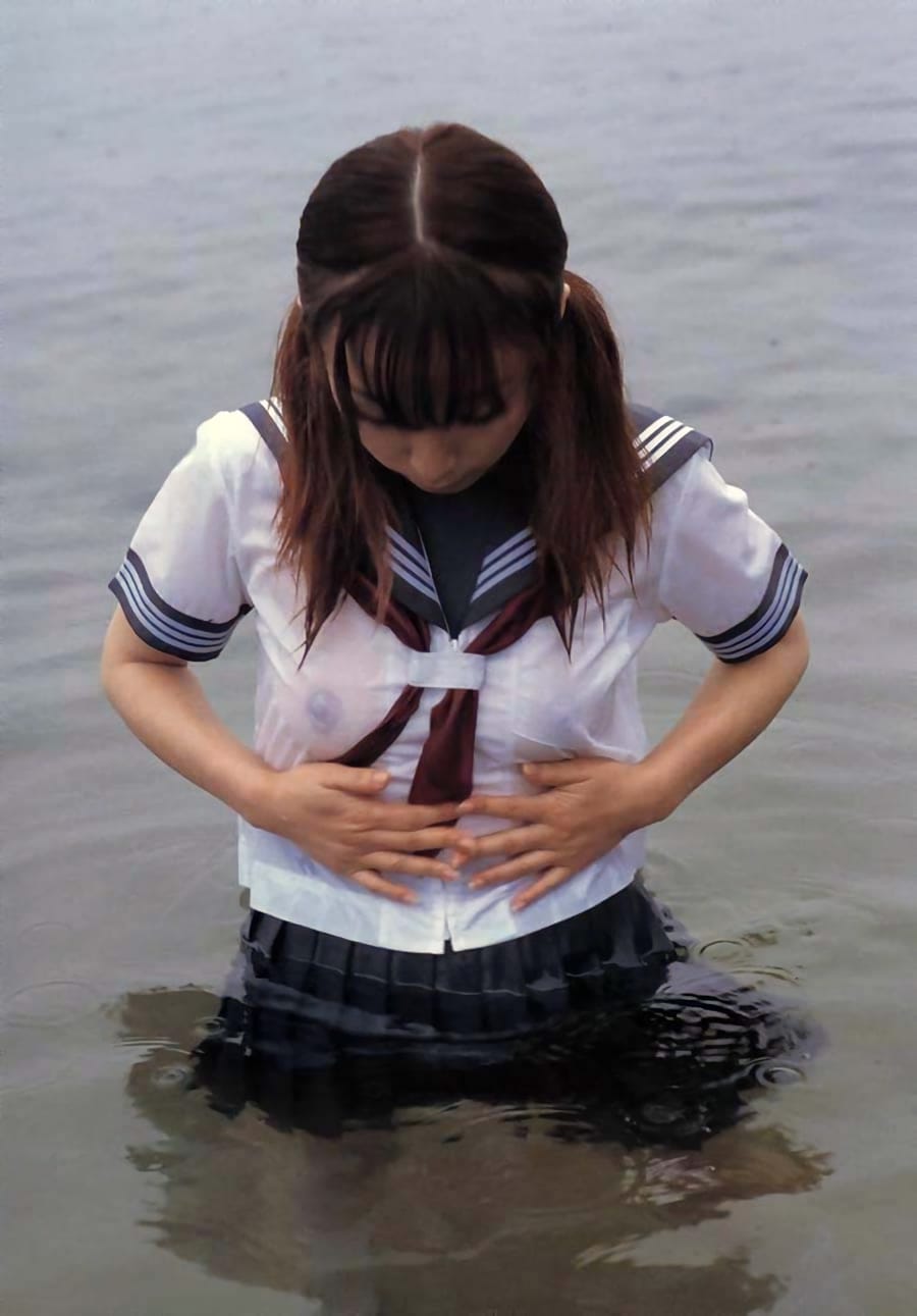 ずぶ濡れ透け透けになっているJKのエロ画像 016