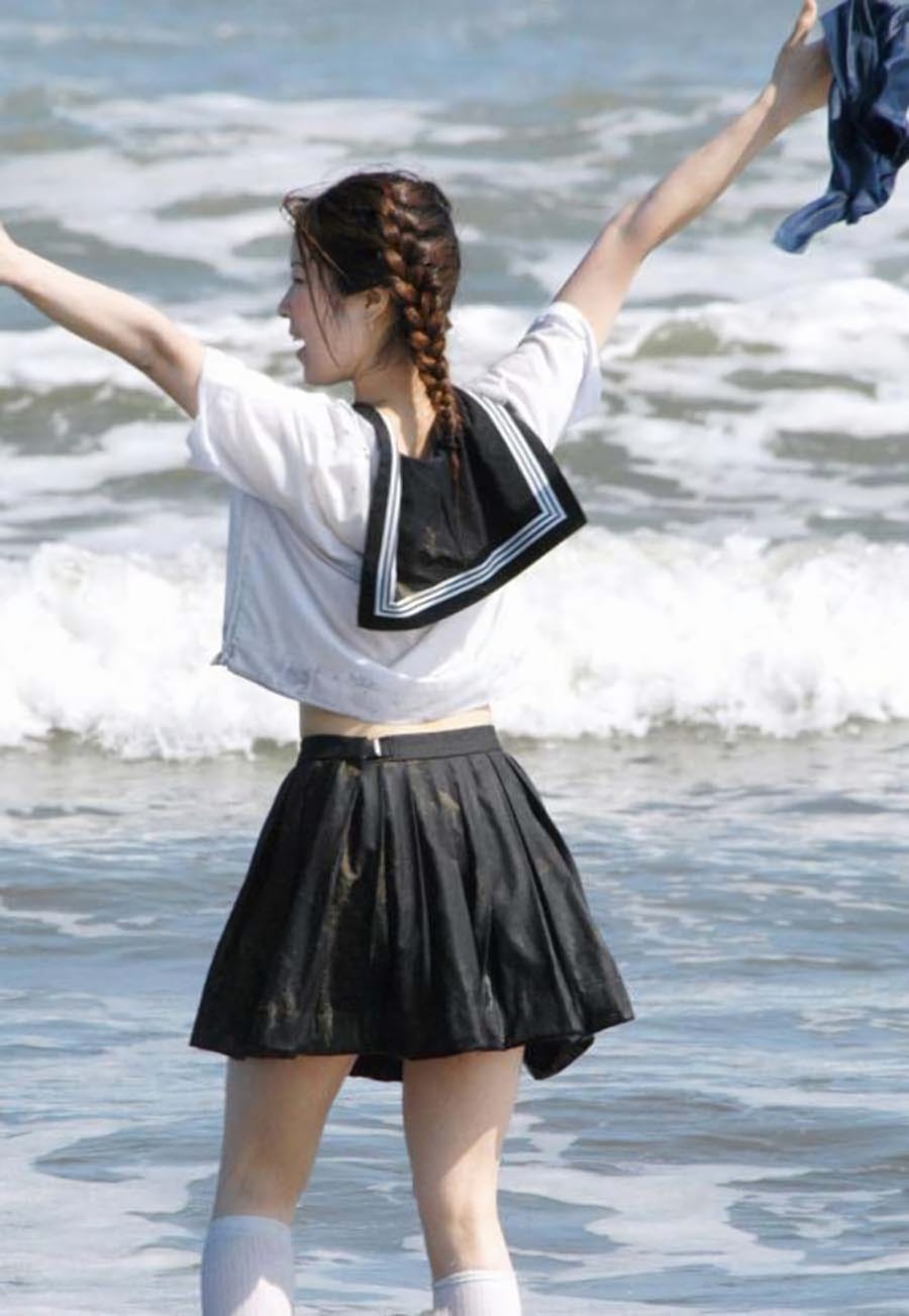 ずぶ濡れ透け透けになっているJKのエロ画像 019