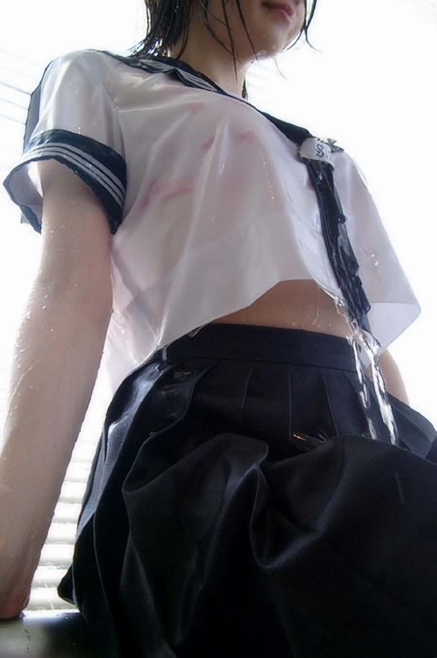 ずぶ濡れ透け透けになっているJKのエロ画像 021