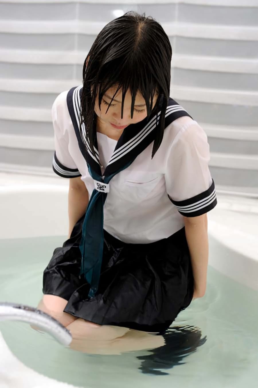 ずぶ濡れ透け透けになっているJKのエロ画像 024