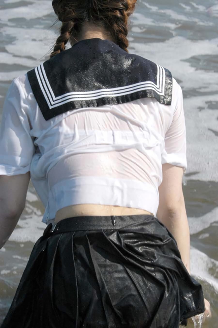 ずぶ濡れ透け透けになっているJKのエロ画像 025