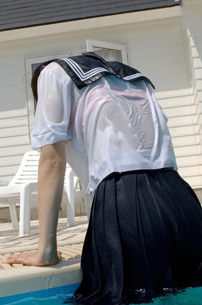 ずぶ濡れ透け透けになっているJKのエロ画像 026