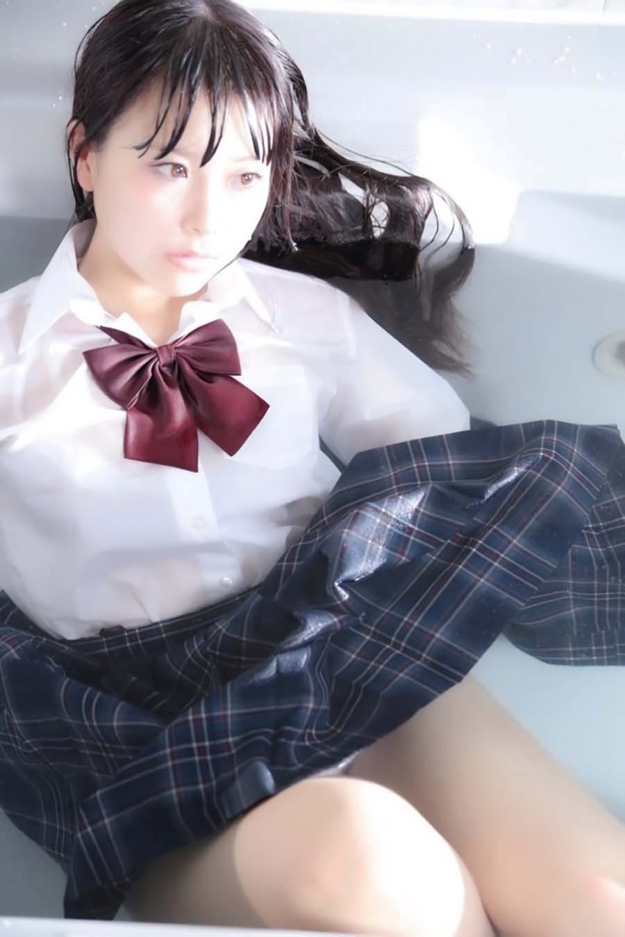 ずぶ濡れ透け透けになっているJKのエロ画像 028