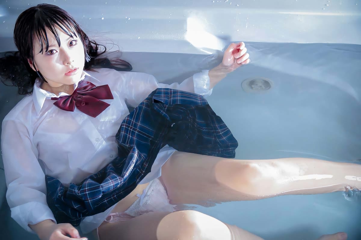 ずぶ濡れ透け透けになっているJKのエロ画像 029