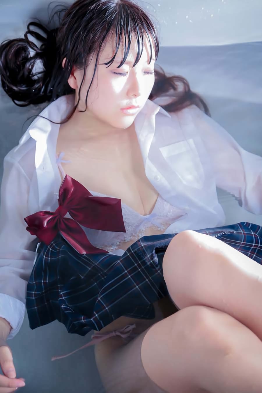 ずぶ濡れ透け透けになっているJKのエロ画像 030