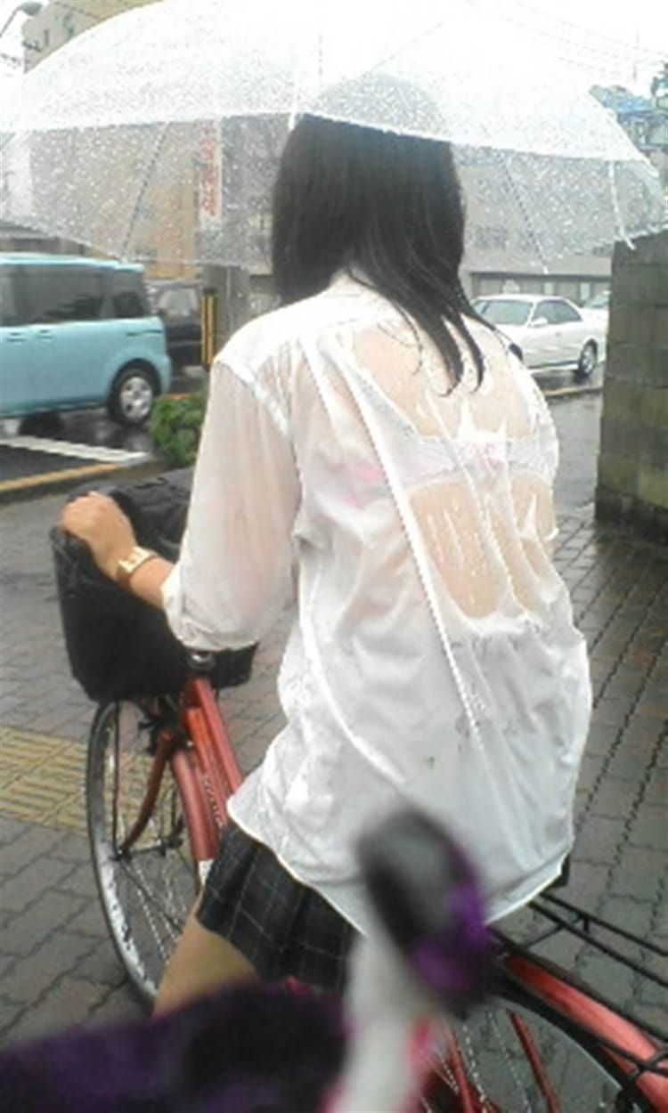 ずぶ濡れ透け透けになっているJKのエロ画像 040