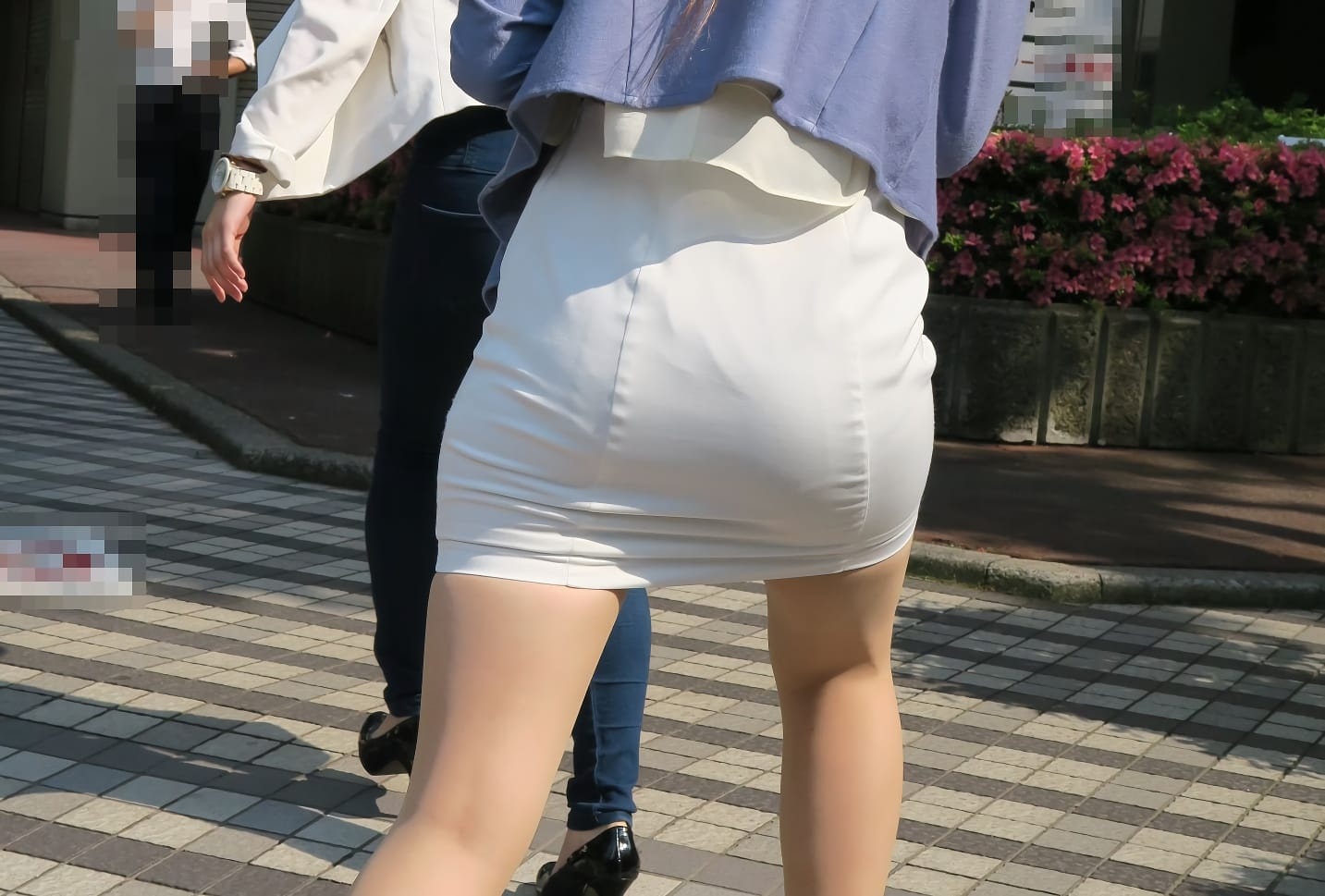 タイトスカートを履いた女性のエロ画像 014