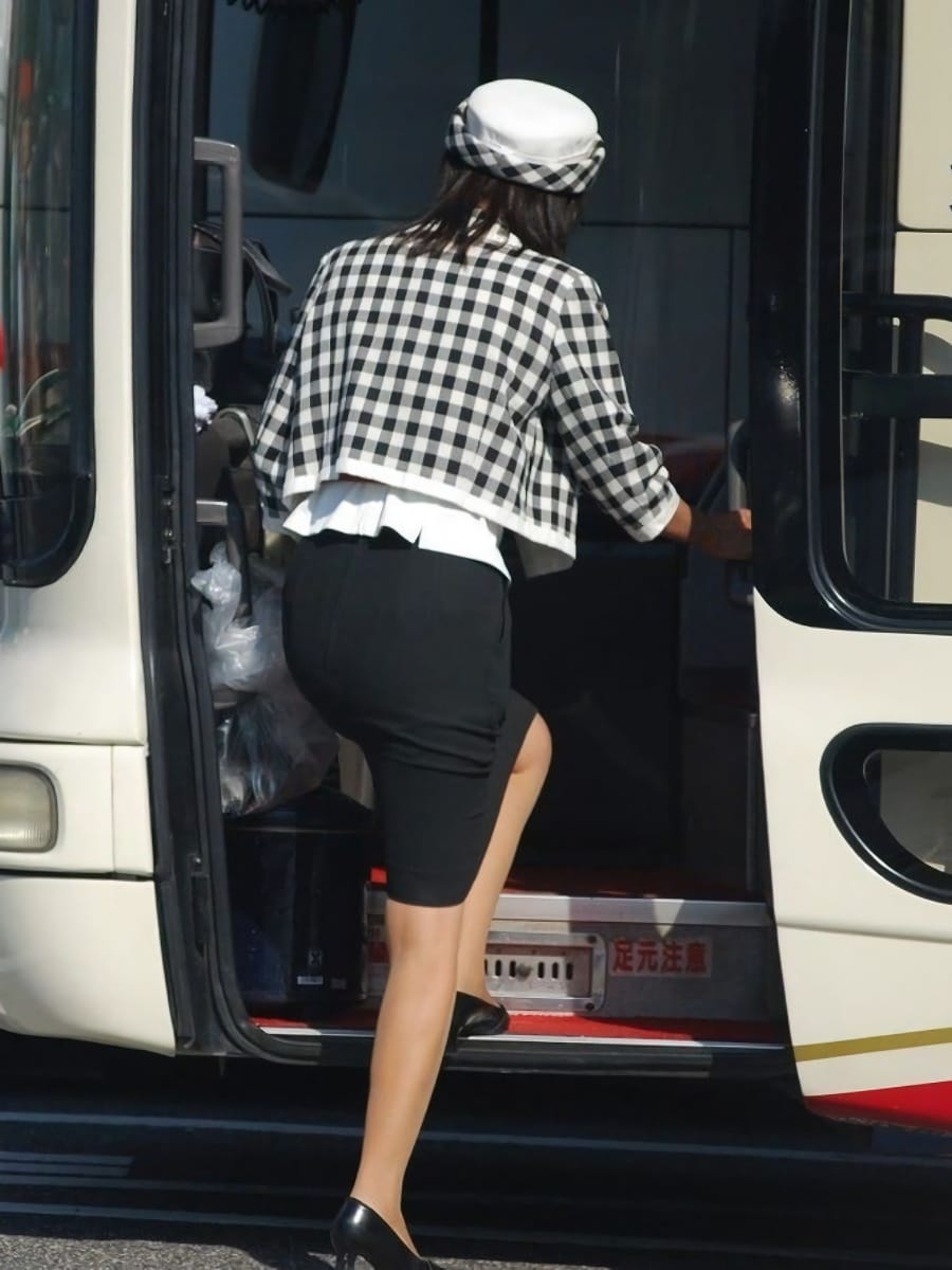 タイトスカートを履いた女性のエロ画像 024
