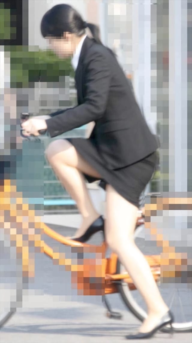 タイトスカートを履いた女性のエロ画像 037