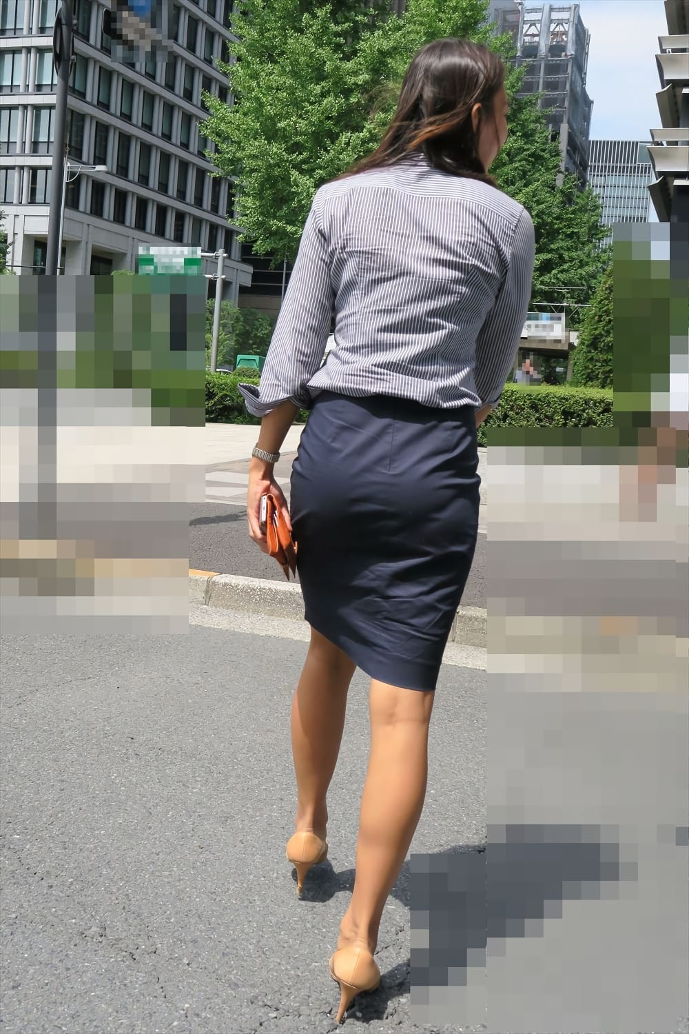 タイトスカートを履いた女性のエロ画像 041
