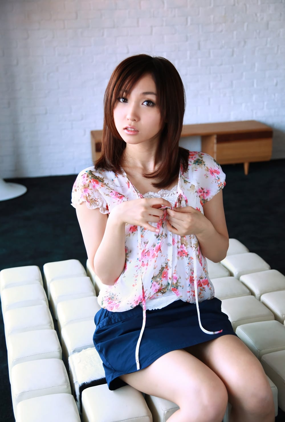 ミニスカートを履いた女性のエロ画像 001